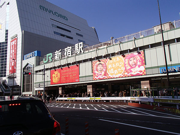 新宿駅（南口）前